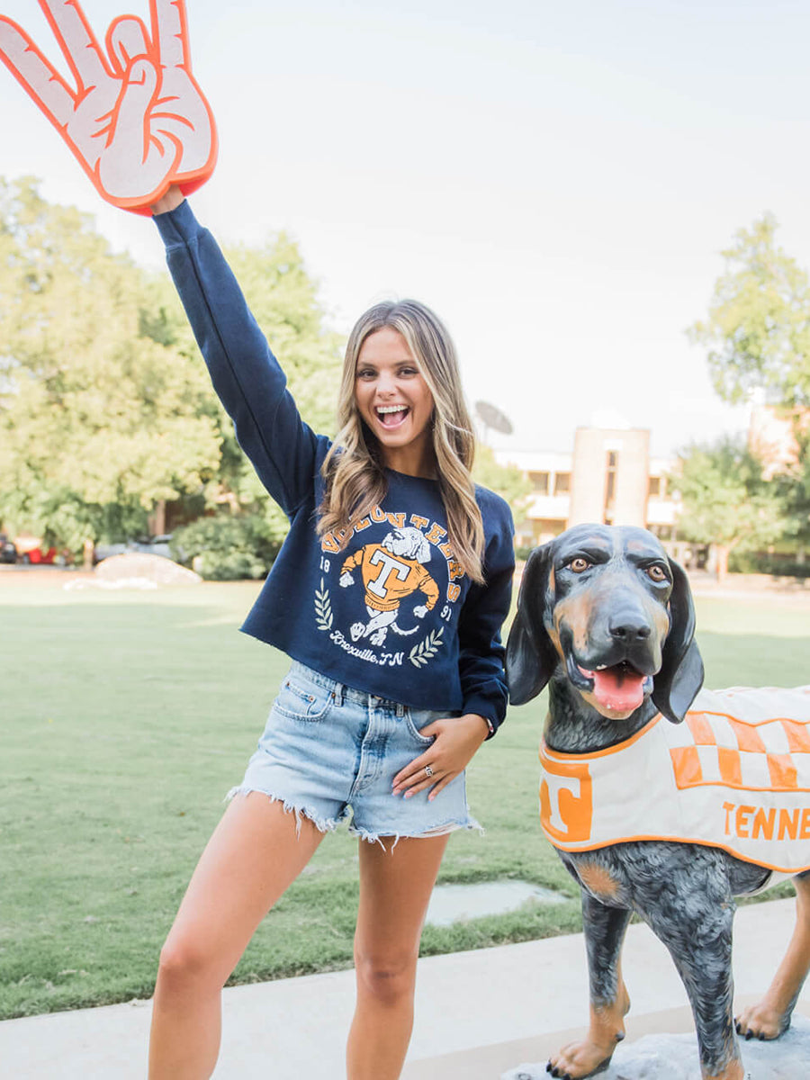 Model Cheers on UT Volunteers